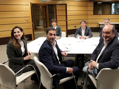 Inicio de las negociaciones de PSE-EE Y PNV tras las elecciones vascas este lunes en la sede del PNV en Bilbao. Por parte del PNV: Bakartxo Tejeria, Imanol Pradales, Andoni Ortuzar y Joseba Aurrekoetxea (todos en primer plano). Por parte del PSE-EE: Begoña Gil, Eneko Andueza y Miguel Ángel Morales.