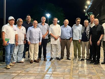 Iván Márquez y Otty Patiño (al centro del grupo) entre otros integrantes de las mesas de delegados para las conversaciones de paz con la Segunda Marquetalia, en Caracas (Venezuela).