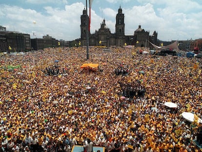 Más de 100 mil simpatizantes del PRD se reúnen en el Zócalo de Ciudad de México en apoyo a Cuauhtémoc Cárdenas, en junio de 1997.