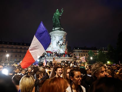 La gente reacciona tras los resultados de la segunda vuelta de las elecciones legislativas francesas en la Place de la Republique en París, Francia, este domingo.