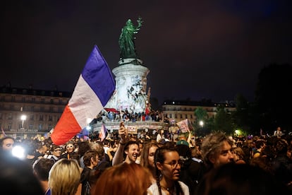 La gente reacciona tras los resultados de la segunda vuelta de las elecciones legislativas francesas en la Place de la Republique en París, Francia, este domingo.