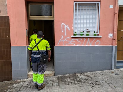 Edificio de la calle de Granada de Badalona donde se ha declarado el incendio en el que murió Óscar Arriba, principal sospechoso del asesinato de Joan Pere Madurell.