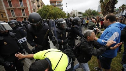 Cargas policiales durante el referéndum independentista del 1 de octubre de 2017.