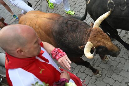 Uno de los mozos se aparta al paso de uno de los toros de Jandilla.