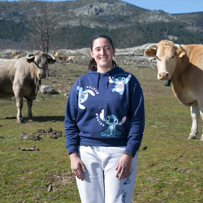 La ganadera Laura Martínez, de 31 años, el viernes en Bustarviejo, en la sierra norte de la Comunidad de Madrid.