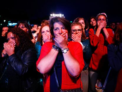 Un grupo de mujeres repite el gesto de taparse la boca que se ve en 'Moi Aussi' antes de su proyección en la playa en Cannes, este miércoles.