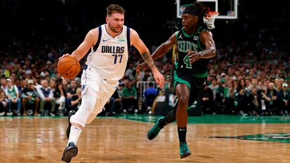 Luka Dončić, de los Dallas Mavericks, bota el balón ante Jrue Holiday, de los Celtics de Boston, en el partido de este domingo.