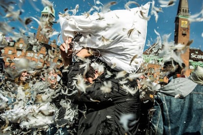 Un momento de la batalla frente al ayuntamiento en Copenhague (Dinamarca).