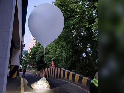 Un globo con basura enviado por Corea del Norte