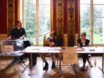 Una mesa electoral de la consulta en París para elevar las tarifas de aparcamiento a los SUV.