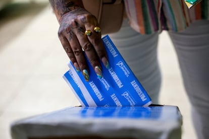 Las votaciones comenzaron este domingo en Panamá con la apertura de los centros electorales, donde más de 3 millones de panameños están llamados a depositar su voto para elegir presidente y otros cargos.

