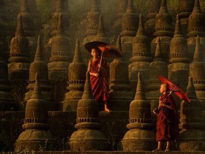 Monjes novicios en la llanura del Mrauk U, un lugar arqueológico y foco de atracción turística de Myanmar.