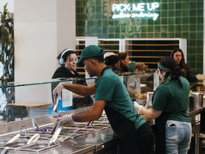 Trabajadores dentro de un restaurante en Nueva York, el lunes 22 de abril de 2024.