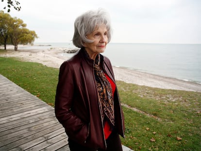 Alice Munro retratada en 2006 en el lago Huron en Ontario, Canadá.