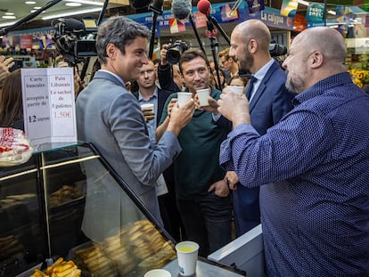 El primer ministro francés, Gabriel Attal (a la izquierda), hace campaña en un mercado en París, este martes.
