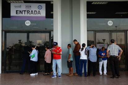 Ciudadanos esperan en una fila para ingresar a las mesas de votación este domingo, en el Centro de Convenciones Atlapa en Ciudad de Panamá (Panamá). 