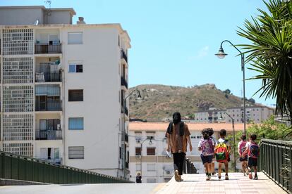 Una madre y sus hijos transitan por una calle del barrio de Palma-Palmilla.