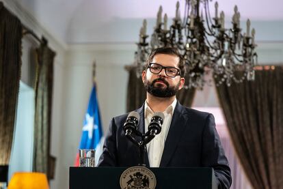 Después de que se anunciara el resultado del plebiscito, el presidente de Chile, Gabriel Boric, ha ofrecido un discurso unificador desde el Palacio de La Moneda, en el que anunció que liderará la creación de un nuevo proceso constituyente de la mano del Congreso y que llevará a cabo un cambio de gabinete.