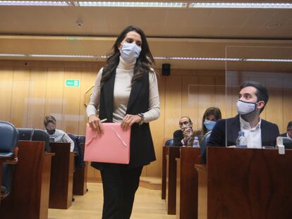 Lidia Sánchez, directora de la residencia Amavir de Alcorcón, se dirige este viernes al asiento de comparecientes en la sala de la comisión de investigación de las muertes en residencias, en la Asamblea de Madrid.