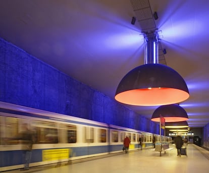 Estación de metro de Westfriedhof, diseñada por los arquitectos Auer y Weber, en Múnich (Alemania).