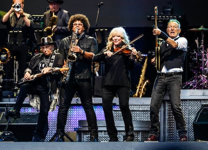 Springsteen, a la derecha, con parte de la E Street Band, en los primeros compases del recital. 