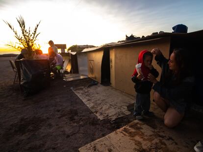 Una madre migrante y su hijo en Iquique (Chile), en enero de 2022.