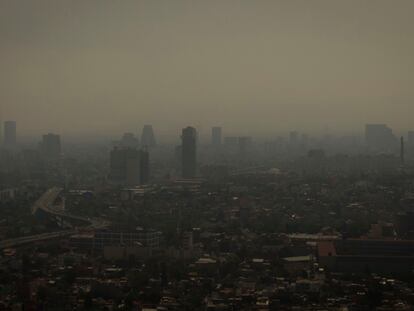 La Ciudad de México en medio de una contingencia ambiental, en una fotografía de archivo.