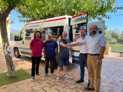 Carlos Bardají, a la derecha, junto al alcalde de Móra d’Ebre, Rubén Biarnes, y representantes de Egara, la empresa donante, en el pueblo tarraconense el jueves 7 de septiembre.