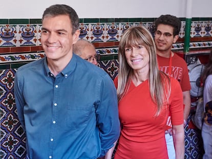 El presidente Pedro Sánchez y su mujer, Begoña Gómez, en julio de 2023.