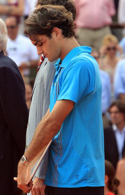 Roger Federer sostiene su trofeo después de perder en la final frente a Nadal.