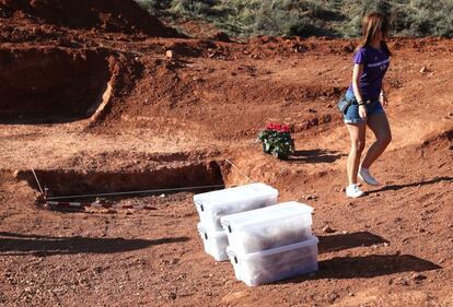 La exhumación ha comenzado a las 8.30 del viernes 27 de septiembre y ha terminado el sábado 28 a las 16.00. Durante todos los trabajos de excavación los familiares de los cuatro desaparecidos han ayudado a los investigadores para facilitar unas labores que han sido rápidas y eficaces. En la imagen, Vanesa Villar Rodrigo, bisnieta de Alberto Rodrigo, junto a unas flores depositadas en la fosa.