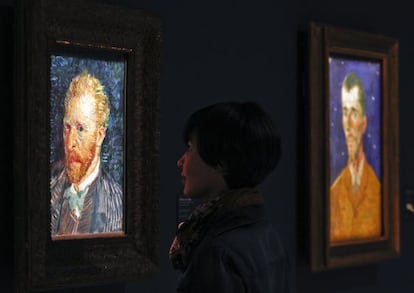 Una visitante contempla el 'Autorretrato' de 1887 de Van Gogh; a su lado, 'Retrato de Eugène Boch', obra de 1888.