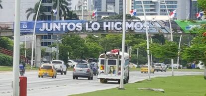 Cartel de "Juntos lo hicimos" en las calles de la ciudad de Panamá, en conmemoración de la apertura del Canal ampliado.