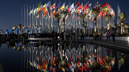 La plaza de las banderas, en Doha (Qatar), repleta de personas en los días previos al Mundial.