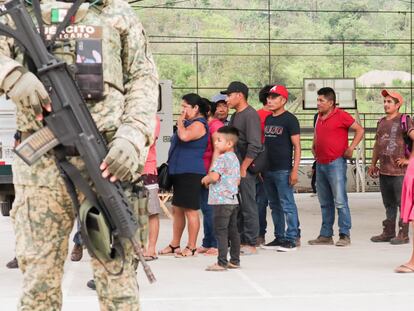 Elementos del Éjército resguardan a pobladores en el albergue de ejido Petalcingo en Chiapas, el 8 de junio 2024.