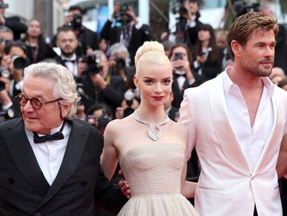 Cannes (France), 15/05/2024.- Director George Miller, Anya Taylor-Joy and Chris Hemsworth attend the premiere of 'Furiosa: A Mad Max Saga' during the 77th annual Cannes Film Festival, in Cannes, France, 15 May 2024. The movie is presented out of competition of the festival which runs from 14 to 25 May 2024. (Cine, Francia) EFE/EPA/ANDRE PAIN
