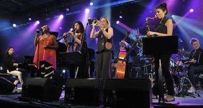 Desde la izquierda, la pianista Renee Rosnes, la cantante Cécile McLorin Salvant, la clarinetista Anat Cohen, la trompetista Ingrid Jensen, la contrabajista Noriko Ueda, la saxofonista Melissa Aldana y la baterista Alison Miller.