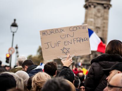 Un manifestante sostiene un cartel que dice "Feliz como judío en Francia" durante la manifestación contra el antisemitismo celebrada en París el 12 de noviembre de 2023.