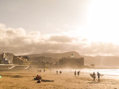 Para algunos teletrabajadores sus cuatro paredes son una playa urbana de alta gama, y la pausa al mediodía, una cabalgada surfera. La livinglascanteras.com) gestiona las estancias.