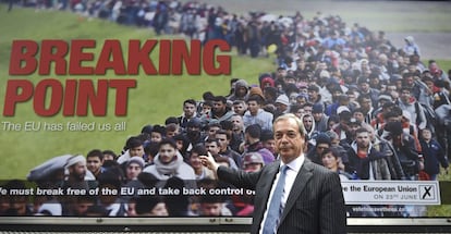 El líder del Partido de la Independencia del Reino Unido (UKIP), Nigel Farage, posa para los medios de comunicación durante un nuevo acto de campaña a favor del Brexit en Londres (Reino Unido), el 16 de junio de 2016.