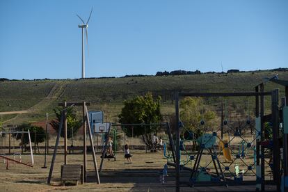 Vista del parque infantil de Sesnández, junto a las laderas que ardieron en el incendio forestal del pasado año.