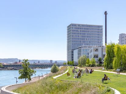 El río Rin junto a Asklepios 8, edificio de oficinas de la firma de Basilea Herzog & De Meuron, en Novartis Campus, en Basilea (Suiza).