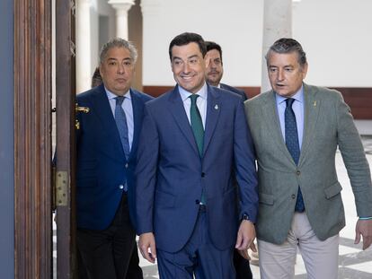 El presidente de la Junta de Andalucía, Juan Manuel Moreno, y el consejero de la Presidencia, Antonio Sanz.