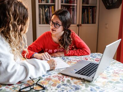 Una estudiante de segundo de la ESO repasaba el miércoles en casa con su madre en Madrid.