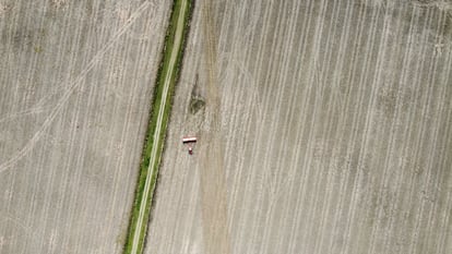 "Pueblos Fumigados", así llaman los habitantes de la Provincia del Chaco (Argentina) a los enclaves que son empañados por pesticidas. Una "zona de alto riesgo", según las empresas que envían soja al mundo. La harina de esta leguminosa es un golpe de exportación para la Argentina afectada por la crisis. Y la industria cárnica necesita soja rica en proteínas para la alimentación animal.