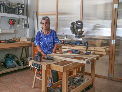 Anna Freixas, en el taller en el que aprende carpintería, en Córdoba el 11 de julio.