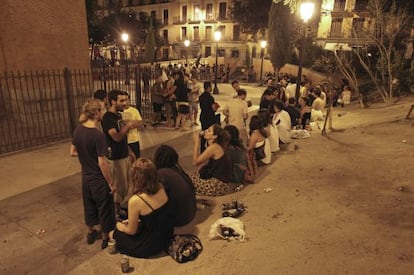 Jóvenes haciendo botellón en la plaza del 2 de mayo en 2010.