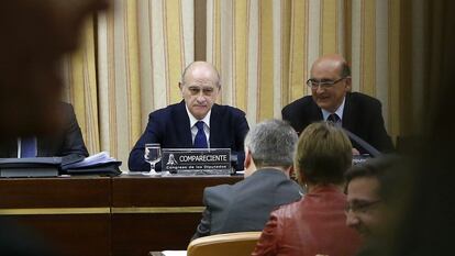 El exministro del Interior Jorge Fernández Díaz comparece ante la comisión de investigación del Congreso de los Diputados sobre el supuesto uso que hizo Fernández Díaz de medios de su departamento para perseguir a políticos independentistas, el 5 de abril de 2017.