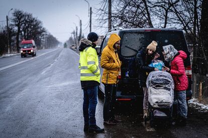 Un grupo de refugiados provenientes de Ucrania están esperando tras cruzar la frontera entre Ucrania y Rumania, en Siret. Es la mayor crisis de refugiados en Europa desde las guerras de los Balcanes en los años noventa del pasado siglo y, por su espectacular ritmo de incremento, va camino de ser la más grave desde la Segunda Guerra Mundial. “Estamos ante lo que podría convertirse en la mayor crisis de refugiados de Europa en este siglo”, indicó este martes el máximo responsable de Acnur, Filippo Grandi.