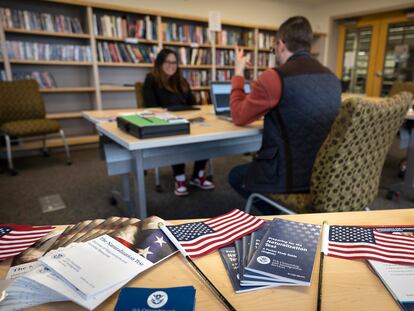 Un funcionario del Servicio de Ciudadanía e Inmigración da instrucciones a una inmigrante antes de su examen de naturalización, el 9 de agosto de 2023, en Alaska.